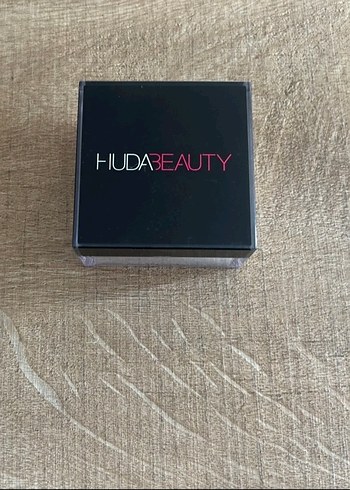 Huda Beauty Sugar Easy Bake Sabitleyici Pudra - Görsel 4