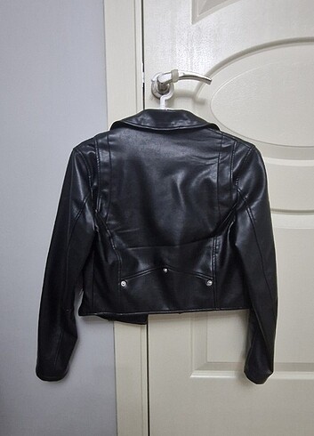 m Beden siyah Renk Bershka Crop Suni Deri Ceket