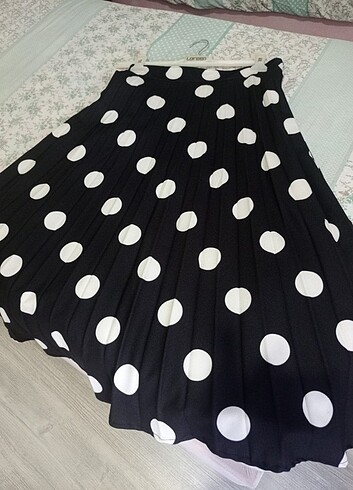Puantiyeli siyah midi boy fırfırlı etek