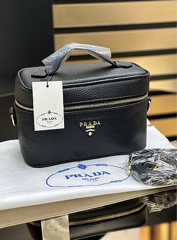 Prada makyaj çantası