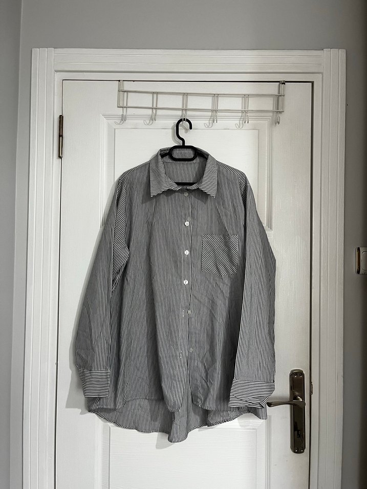 Gri Çizgili Kadın Gömlek - Görsel 3