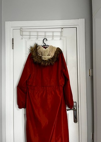 Kürk Detaylı Uzun Kiremit Rengi Kadın Mont - Görsel 4