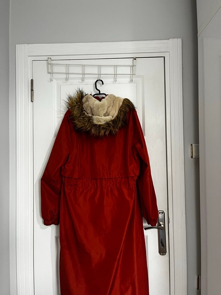 Kürk Detaylı Uzun Kiremit Rengi Kadın Mont - Görsel 4