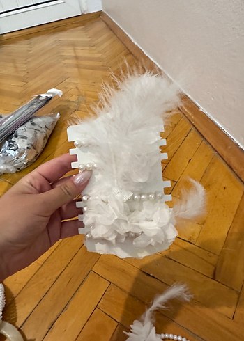 Beden Bride Boncuklu Beyaz Tüy Detaylı 5 adet bileklik ve 1 adet taç