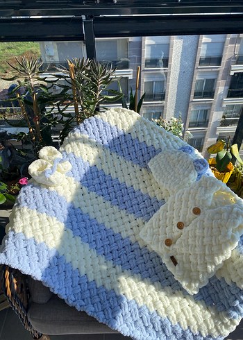 Bebekler için örme mavi-beyaz battaniye takımı - Görsel 3