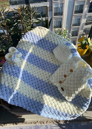 Bebekler için örme mavi-beyaz battaniye takımı - Görsel 2