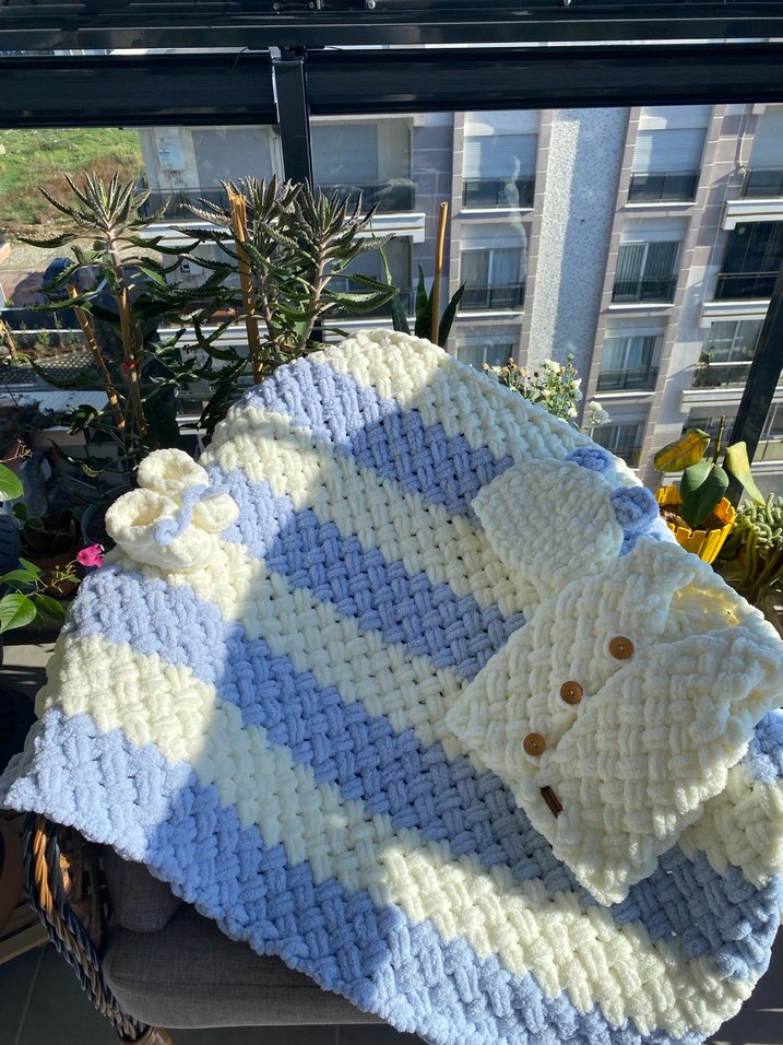 Bebekler için örme mavi-beyaz battaniye takımı - Görsel 3