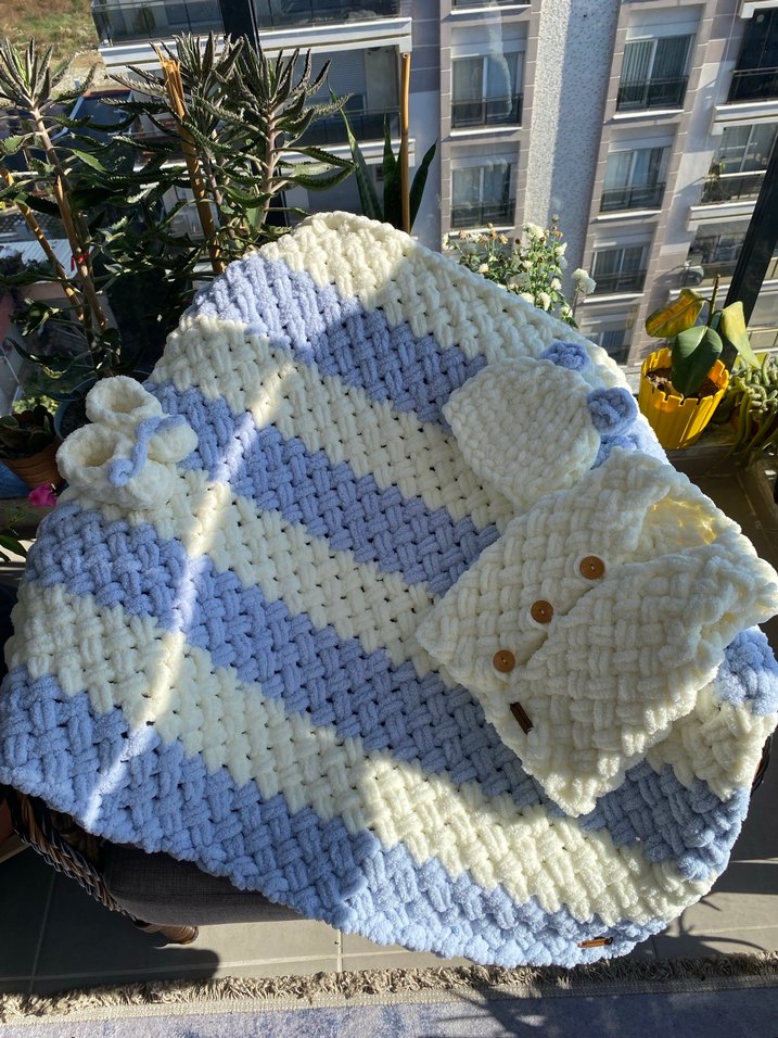 Bebekler için örme mavi-beyaz battaniye takımı - Görsel 2