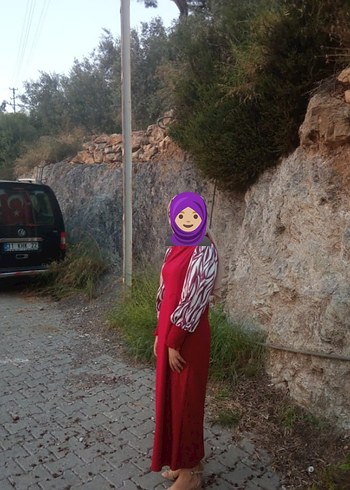 Abiye Tesettür, Kırmızı Desenli Günlük Elbise, Rahat ve Şık.