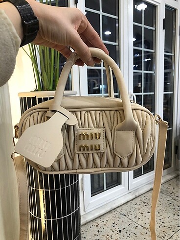 Beden MIU MIU KREM KOL ÇANTASI UZUN ASKISI MEVCUTTUR