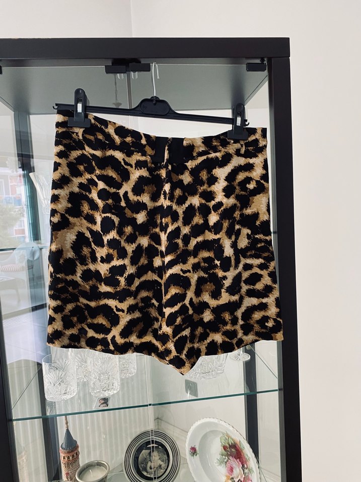 Düğmeli Leopar Desenli Mini Şort - Görsel 2