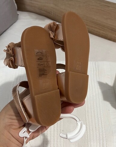 21 Beden ten rengi Renk Sandalet H&M
