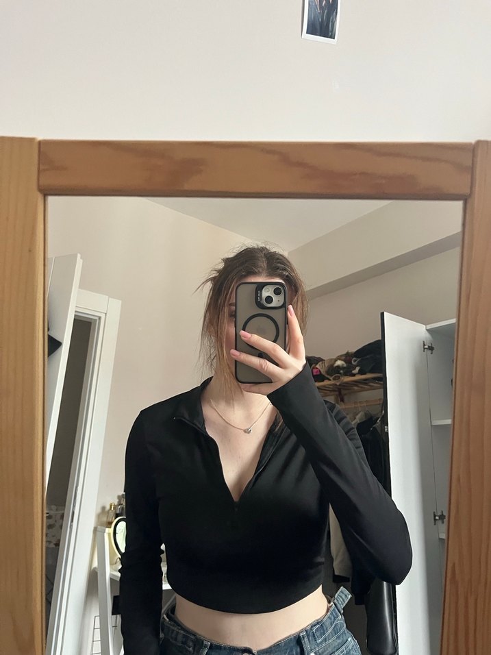 Siyah Yüksek Yakalı Uzun Kollu Crop Top - Görsel 2