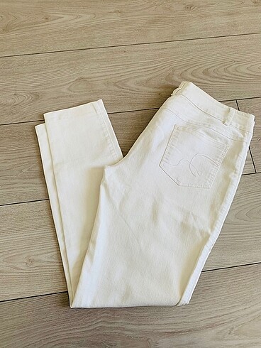 İç göstermeyen beyaz pantolon