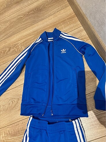 8 Yaş Beden Orijinal Adidas eşofman takımı