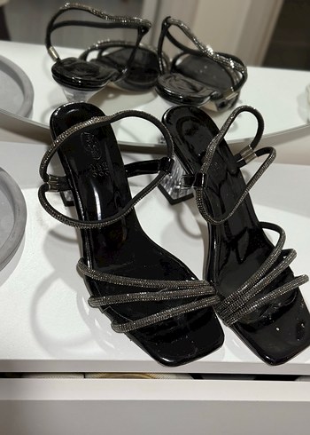 Siyah Parlak Yılan Desenli Tokalı Topuklu - Görsel 3