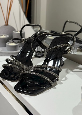 Siyah Parlak Yılan Desenli Tokalı Topuklu - Görsel 2