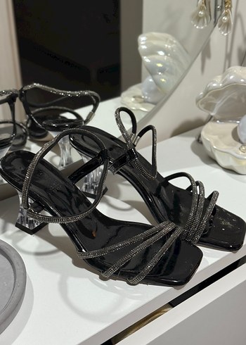 Siyah Parlak Yılan Desenli Tokalı Topuklu - Görsel 4