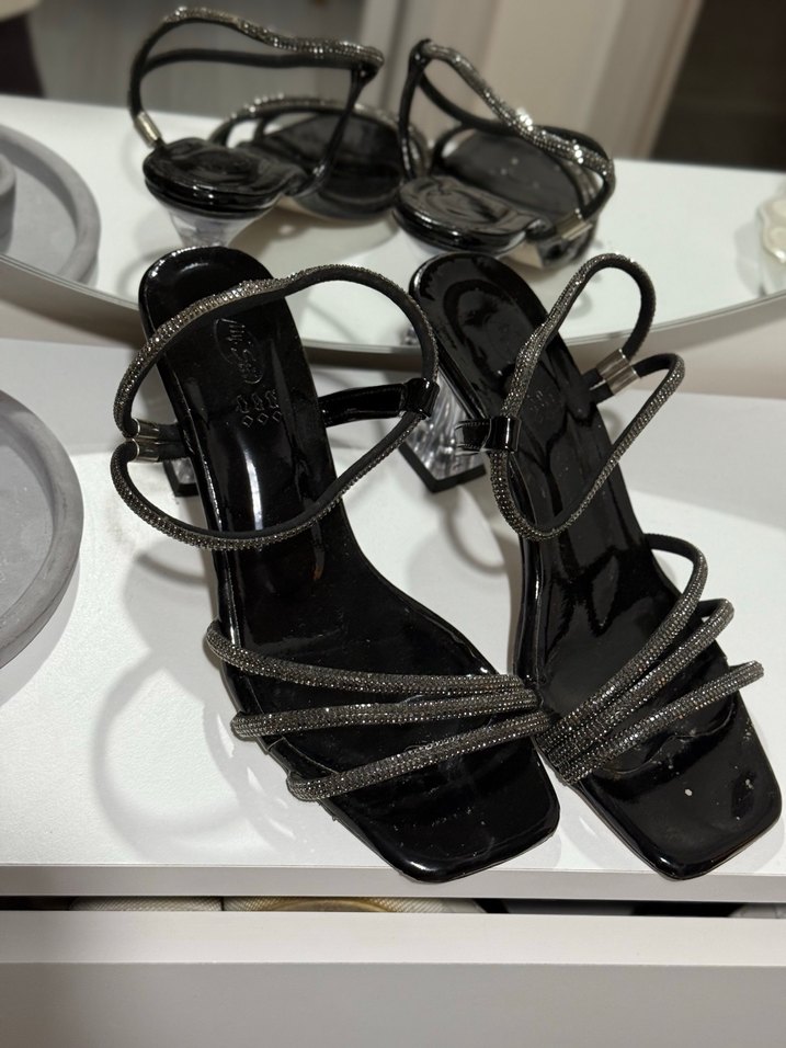 Siyah Parlak Yılan Desenli Tokalı Topuklu - Görsel 3