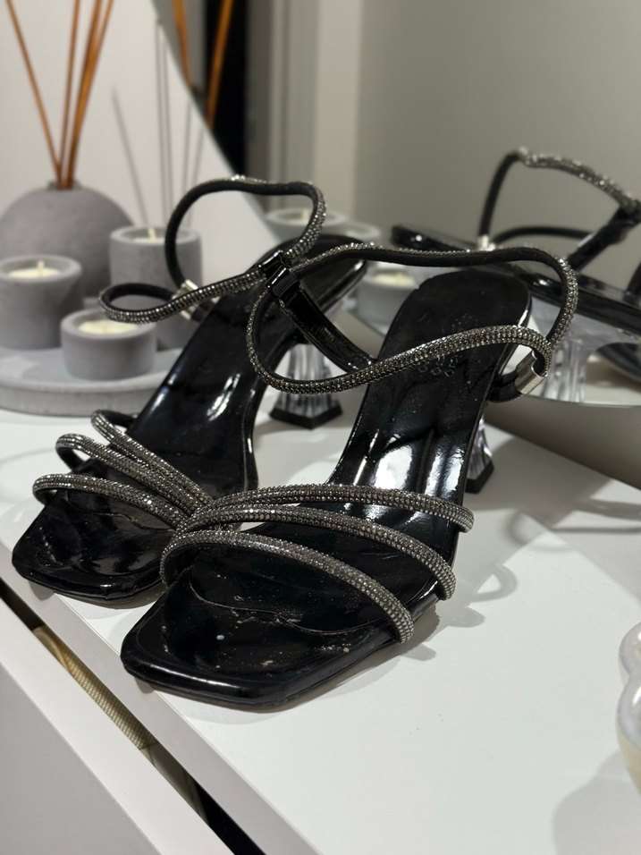 Siyah Parlak Yılan Desenli Tokalı Topuklu - Görsel 2