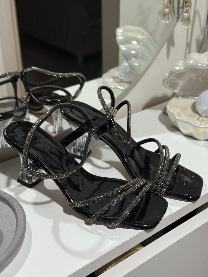 Siyah Parlak Yılan Desenli Tokalı Topuklu - Görsel 4