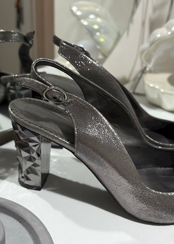 Gri Yılan Desenli Tokalı Topuklu Kadın Ayakkabı - Görsel 3