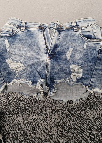 Kadın Gri Yıkamalı Dantel Detaylı Mini Denim Şort