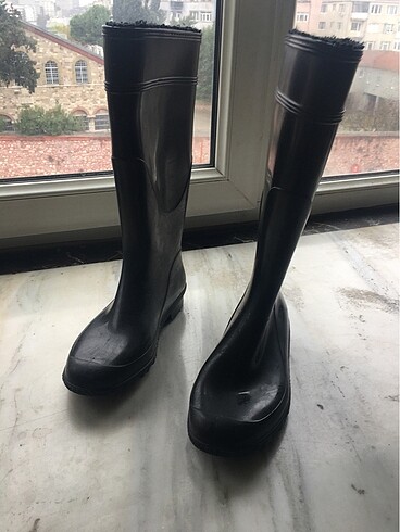 Uzun lastik yağmur çizmesi