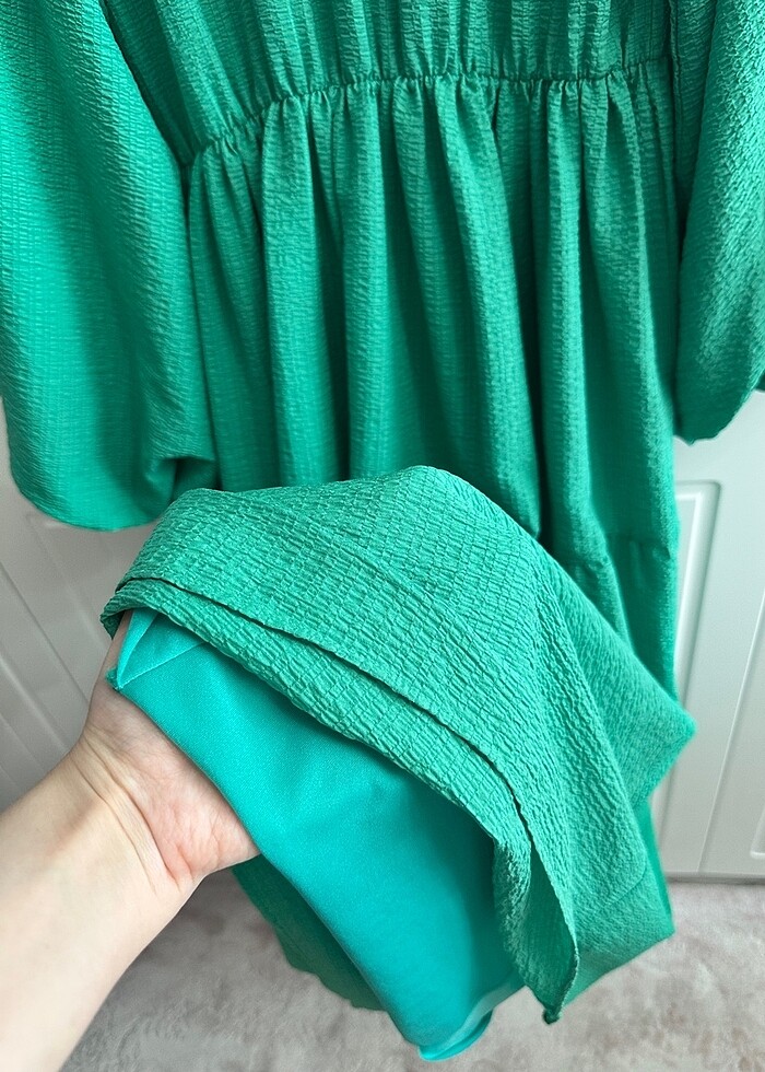 YEŞİL GOFRE KUMAŞ ELBİSE - Görsel 5