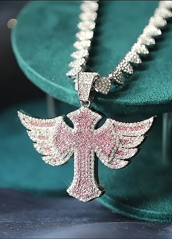 Pembe taşlı kanatlı haç kolye
