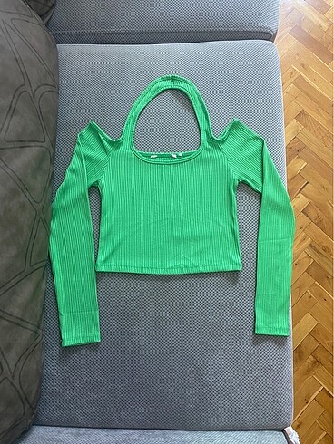 Omzu açık crop bluz