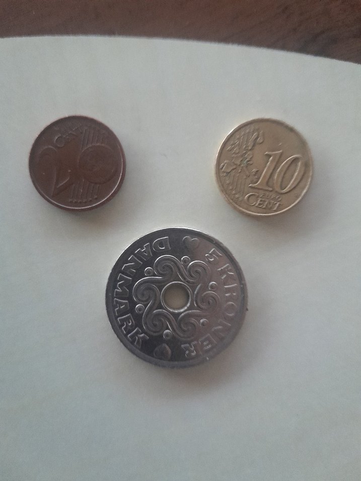 3 adet yabancı madeni para. - Görsel 2