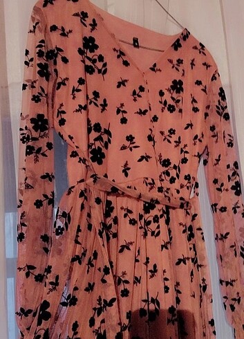 Kadın pembe çiçek desenli yaz elbisesi  - Görsel 2