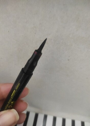 Beden Essence Suya Dayanıklı Eyeliner Kalem