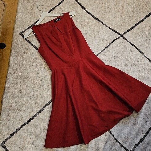 Adil ışık kırmızı-bordo elbise