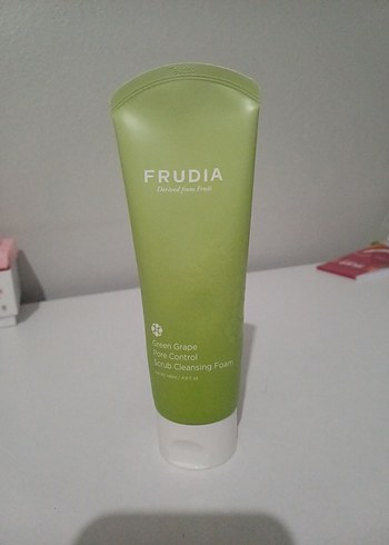 Frudia Yeşil Üzüm Gözenek Temizleyici Köpük