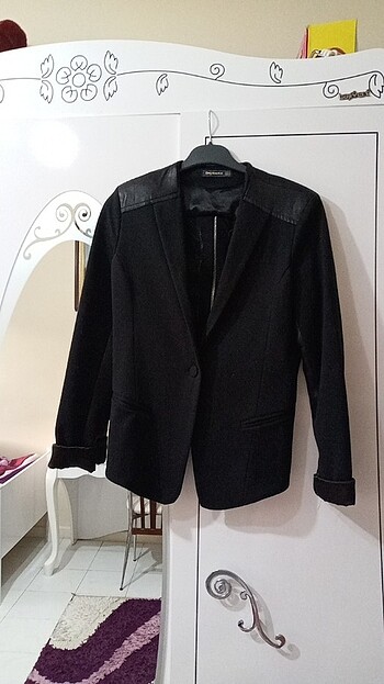 Siyah arkası fermuar tül detaylı ceket 