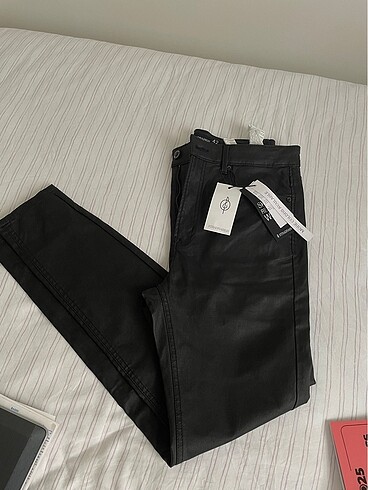 Deri görünümlü pantolon