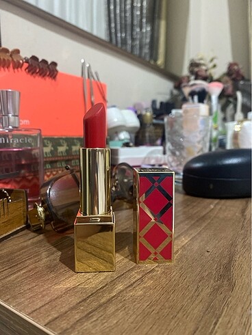 Beden kırmızı Renk Estee Lauder kırmızı ruj