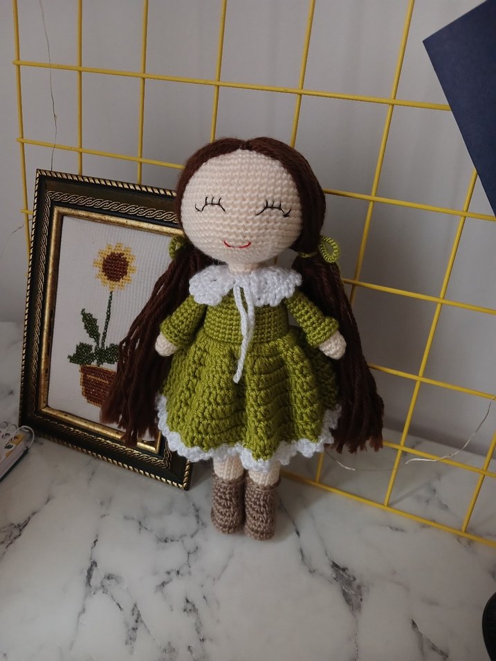 Örgü yeşil elbiseli oyuncak bebek - Görsel 3