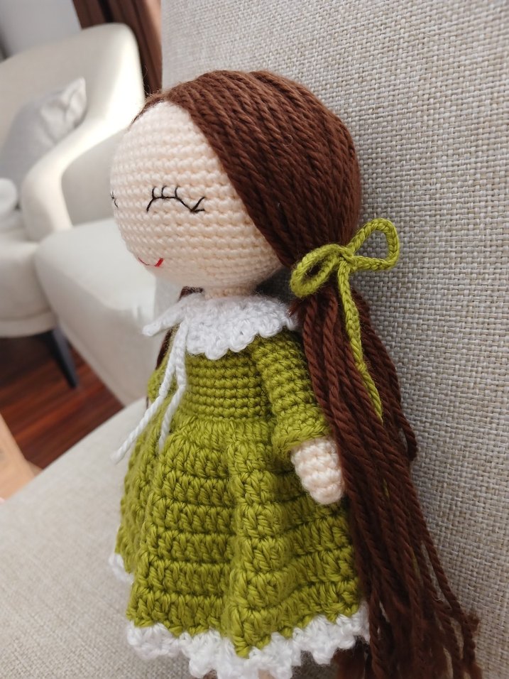 Örgü yeşil elbiseli oyuncak bebek - Görsel 2