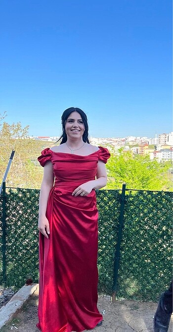 Kırmızı saten elbise