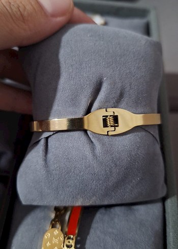 Altın Renkli Klasik Tokalı Bileklik - Görsel 2