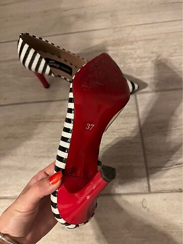 37 Beden Çizgili ve kırmızı topuklu ayakkabı