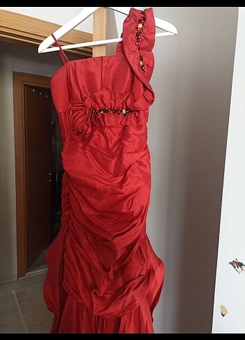 36 Beden kırmızı Renk Nisan elbisesi