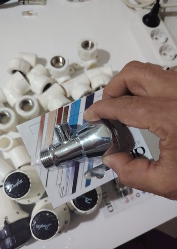 Beyaz Plastik ve Metal Tesisat Parçaları - Görsel 3