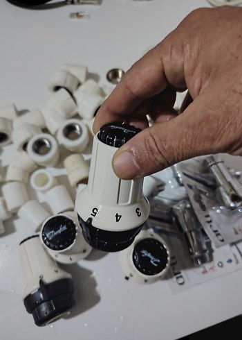 Beyaz Plastik ve Metal Tesisat Parçaları - Görsel 2