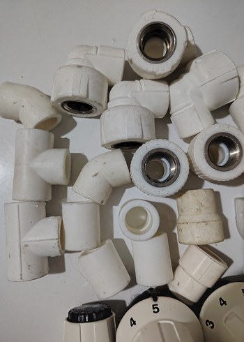 Beyaz Plastik ve Metal Tesisat Parçaları - Görsel 5