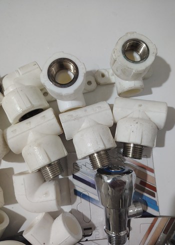 Beyaz Plastik ve Metal Tesisat Parçaları - Görsel 6