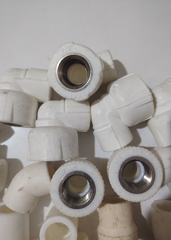 Beyaz Plastik ve Metal Tesisat Parçaları - Görsel 4